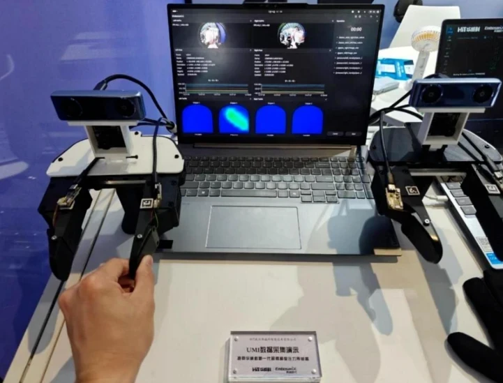 Huaweike physical UMI tactile acquisition demo with two camera-equipped grippers